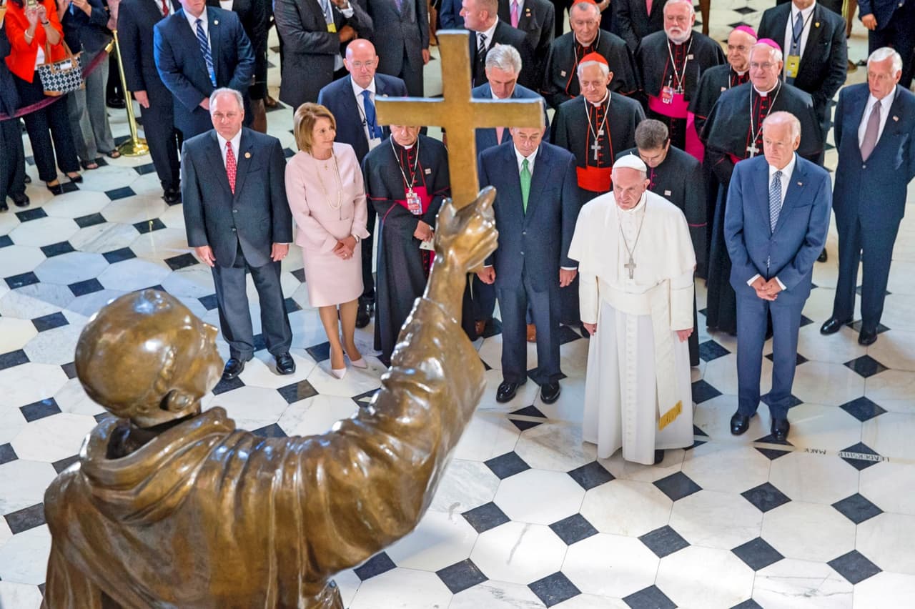 El Papa Francisco canonizó a Junípero Serra el 23 de septiembre de 2015 en una ceremonia en Washington DC.