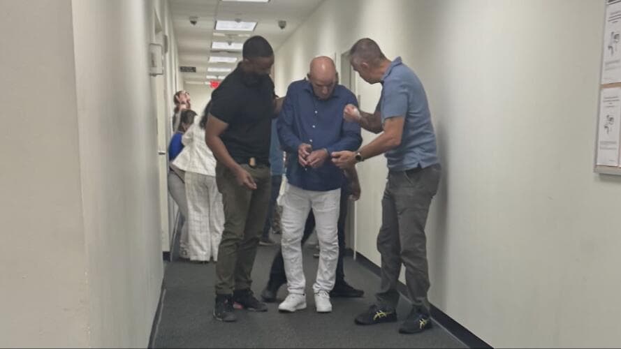 En Miami, familiares de los detenidos no se explican lo que ocurre,
<b><a href="https://www.univision.com/local/miami-wltv/familiares-desconsolados-tras-detenciones-ice-citas-inmigracion-miami" target="_blank">ya que algunos han comenzado a ser arrestados como en el caso de Janeth Correa. </a></b>
<br>
<br>"Esto es una injusticia, una grande injusticia, desde que llegó a este país lo único que ha hecho (su esposo) ha sido trabajar y trabajar como un burro", dijo Janeth afuera de las instalaciones de inmigración en Miami.
<br>
<br>Le detuvieron a su esposo, quien es residente legal, y le han puesto una orden expedita.