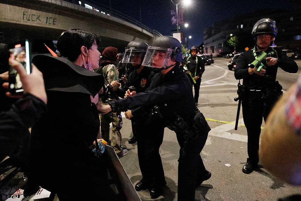 Se registraron escenas de personas corriendo cuando las unidades montadas iniciaron el desplazamiento de los manifestantes.