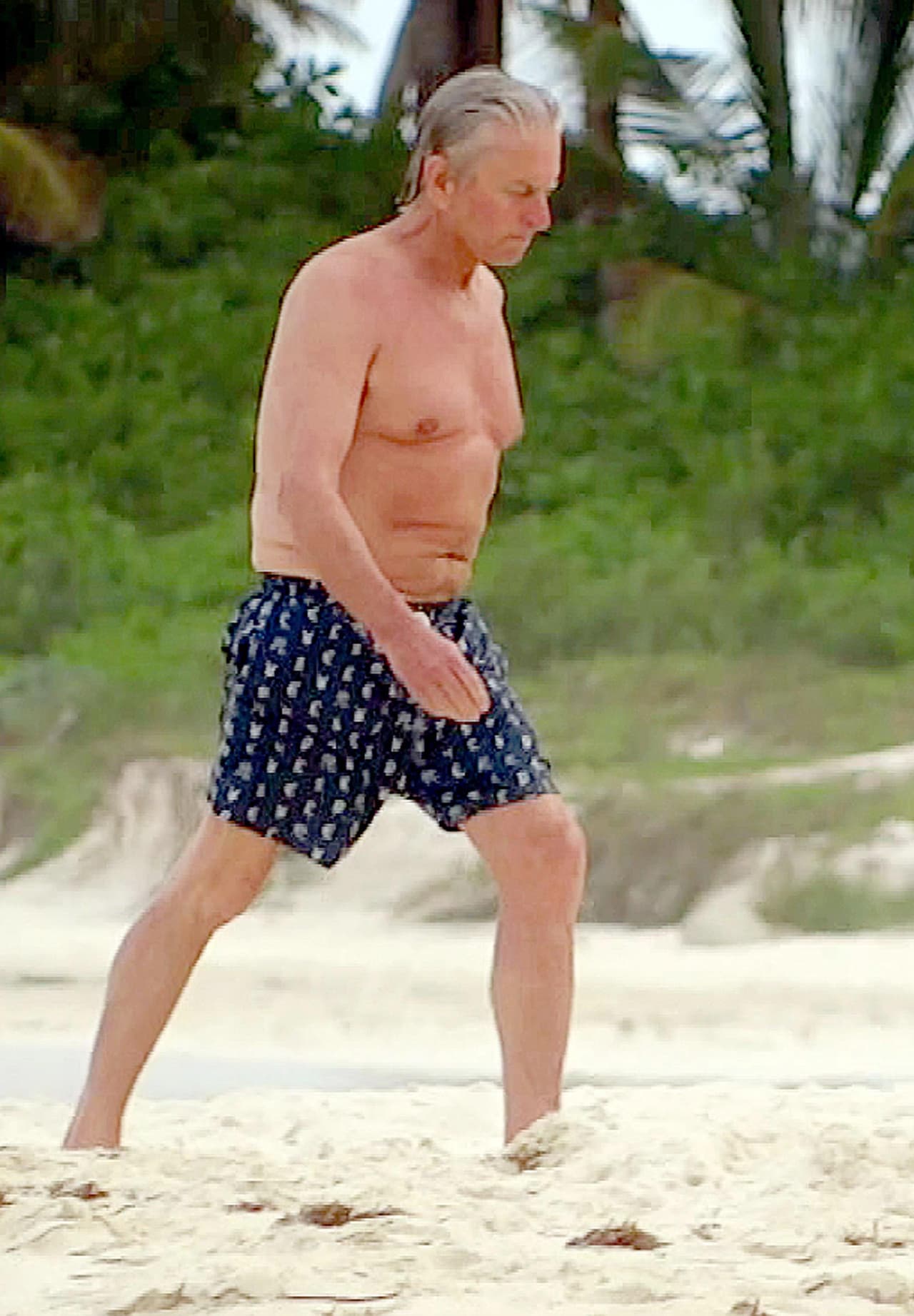 Más adelante decidió quitarse la playera y meterse al mar.