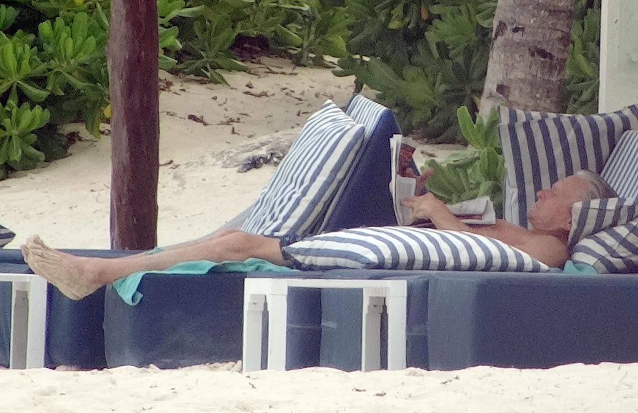 Se recostó en el camastro a leer y descansar.