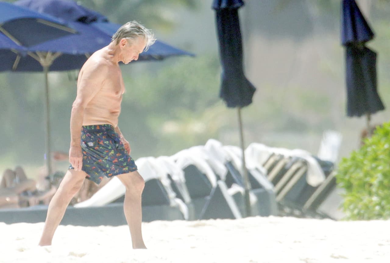 Su esposa, Catherine Zeta-Jones, también está con él, aunque ahora no la retrataron los fotógrafos.