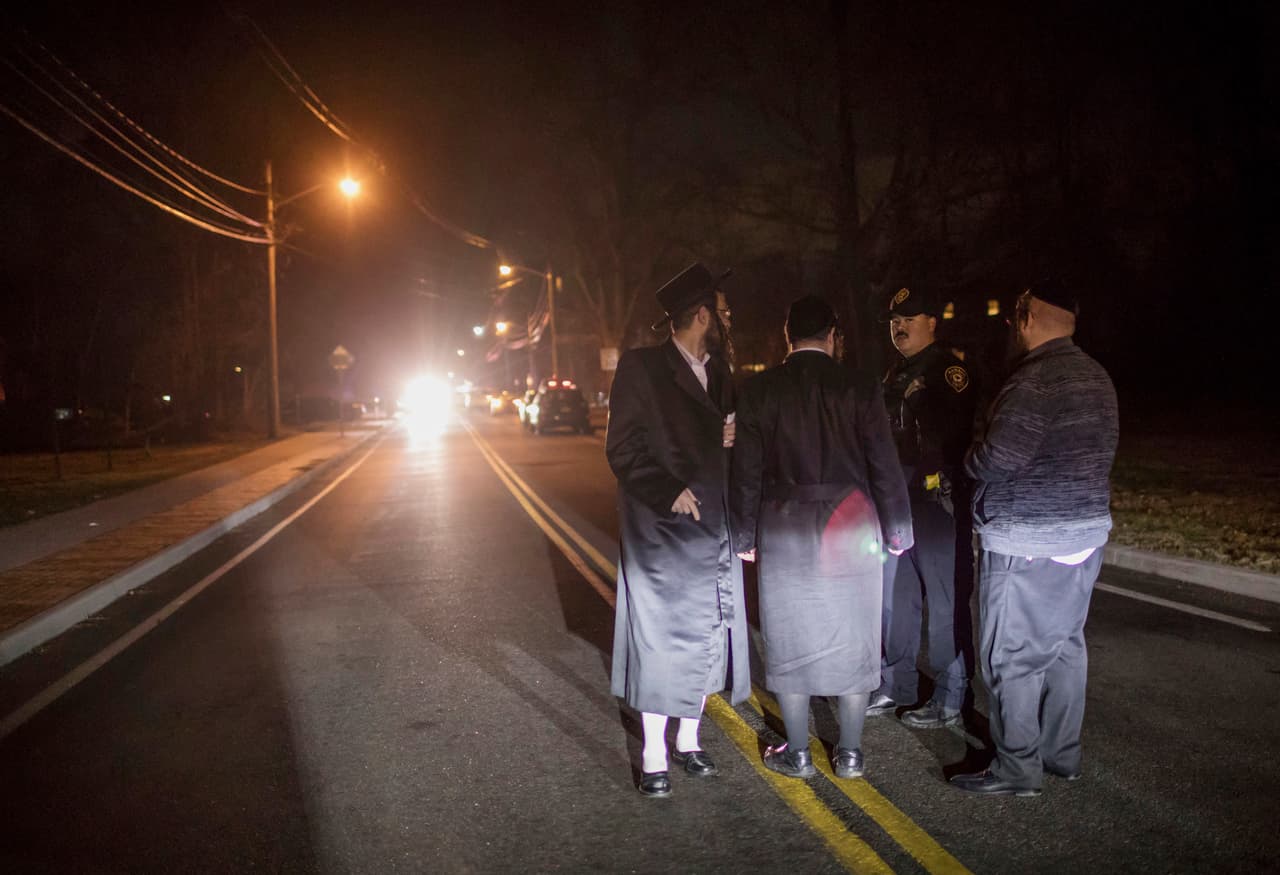 La casa del rabino donde ocurrieron los hechos se encuentra situada en la localidad de Monsey, a unas 35 millas (56 kilómetros) al norte de la ciudad de Nueva York y próxima al estado de Nueva Jersey.
