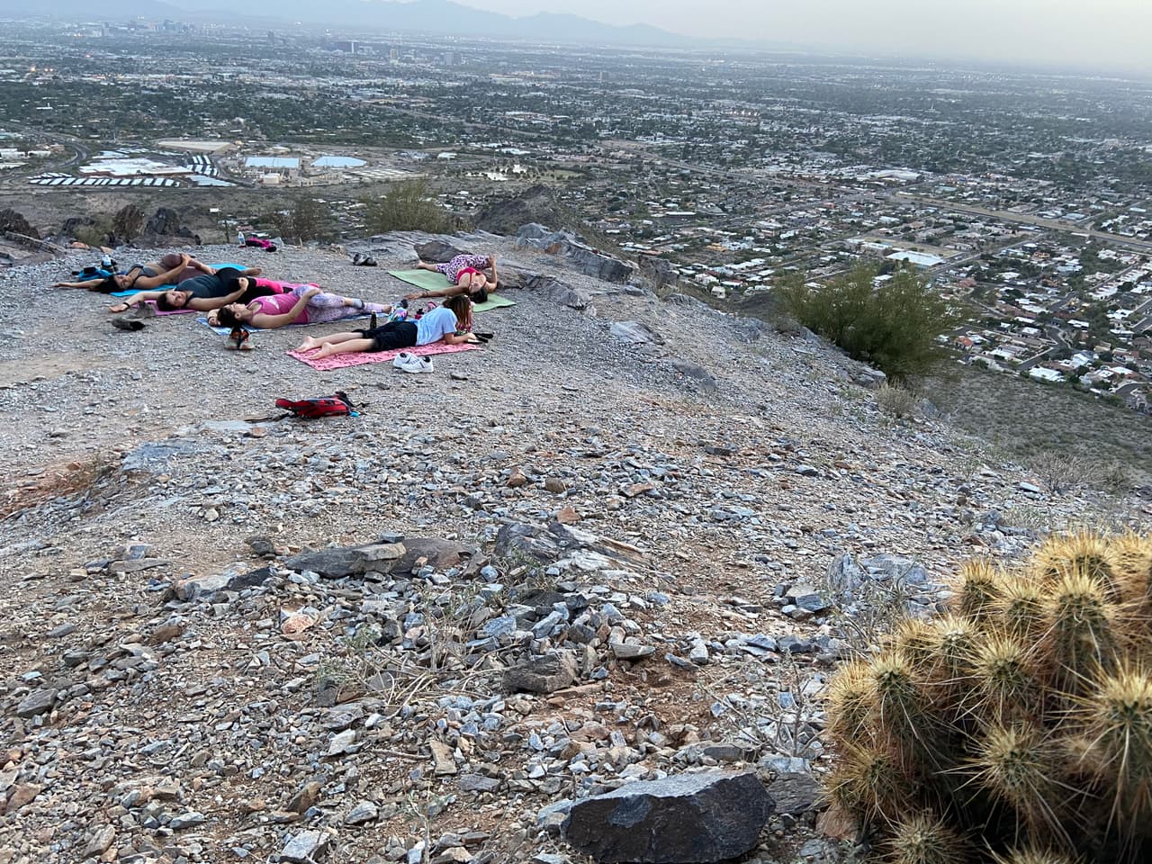 <b><a href="https://www.phoenix.gov/parks/trails/locations/piestewa-peak/hiking-trail-map" target="_blank">Piestewa Peak</a></b> tiene una altura de 2,608 pies y se necesitan 1.2 millas en escalada para llegar la cima. Su nombre rinde homenaje a 
<a href="https://www.army.mil/americanindians/piestewa.html" target="_blank">Lori Ann Piestewa,</a> la primera mujer indígena estadounidense que murió en combate y la primera mujer que murió en la guerra de Irak en 2003.