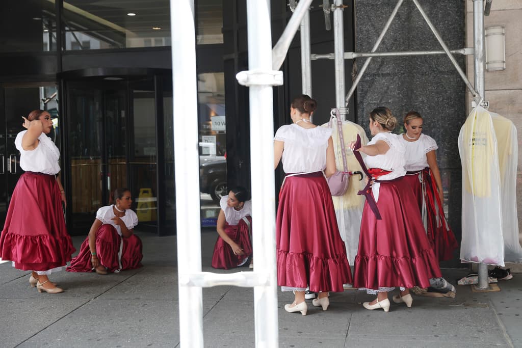 El desfile, cuyo tema principal fue 'Plantando bandera', comenzó alrededor de las 11:00 a.m. del domingo, recorriendo aproximadamente 35 cuadras de la ciudad.