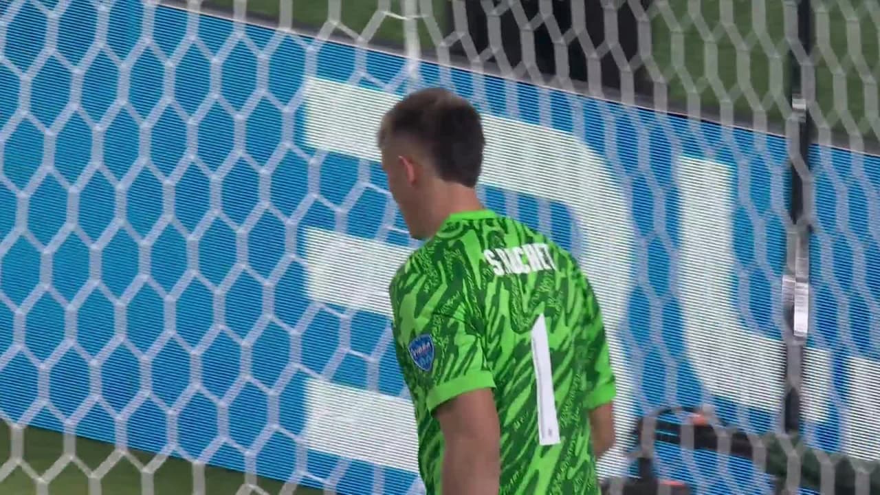 ¡CERCA! Alphonso Davies disparó que se estrella en el poste.