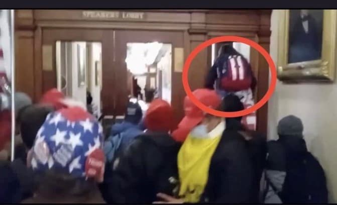 Babbitt en el momento de recibir un disparo de un policía del Capitolio cuando quería ingresar a otro sector a través de una ventana rota.