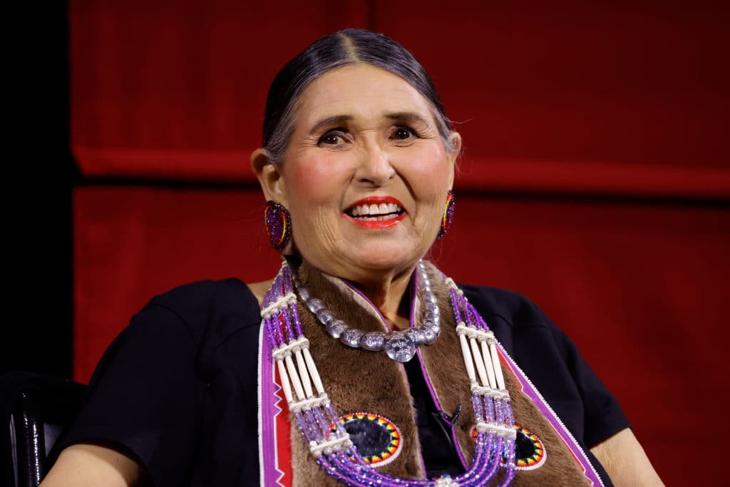 <b><a href="https://www.univision.com/entretenimiento/cine-y-series/los-oscar-se-disculpan-50-anos-despues-con-sacheen-littlefeather-actriz-indigena">Sacheen Littlefeather, nacida como Marie Louise Cruz, actriz y activista </a></b>
<br>
<br>Littlefeather murió por un cáncer de mama el 2 de octubre a los 75 años, rodeada por seres queridos en su casa de California . 
<br>
<br>La voz de Litthefeather alcanzó su mayor eco en 1973, cuando la actriz se disponía a recibir el premio a Mejor Actor a nombre de Marlon Brando por 'El Padrino', pero en acuerdo con él, lo rechazó y se manifestó contra el trato de la industria a los nativos estadounidenses. Vestida con piel de gamo con flecos, mocasines, pelo negro largo y adornos de plumas, la actriz dio un muy breve discurso, siendo abucheada por todos los asistentes. Durante este 2022, 49 años después del incidente, la Academia publicó en la que pedían disculpas. 
<br>
<br>