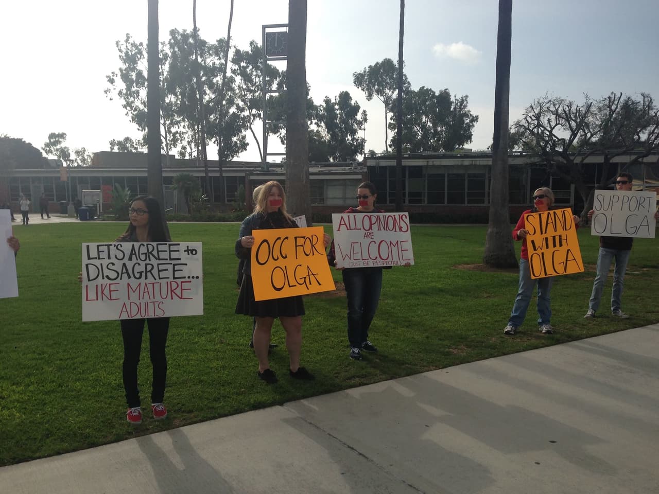 Profesora universitaria latina abandona California tras recibir amenazas de muerte por criticar a Trump en clase