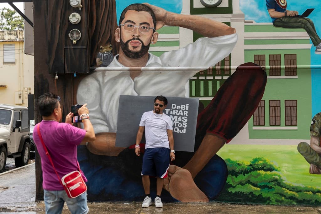 Restaurantes, comercios y pequeños negocios se han beneficiado de la afluencia de turistas, con menús y productos rebautizados en honor a canciones de Bad Bunny, demostrando cómo la presencia del artista potencia la economía local y fomenta la visibilidad de la cultura puertorriqueña.