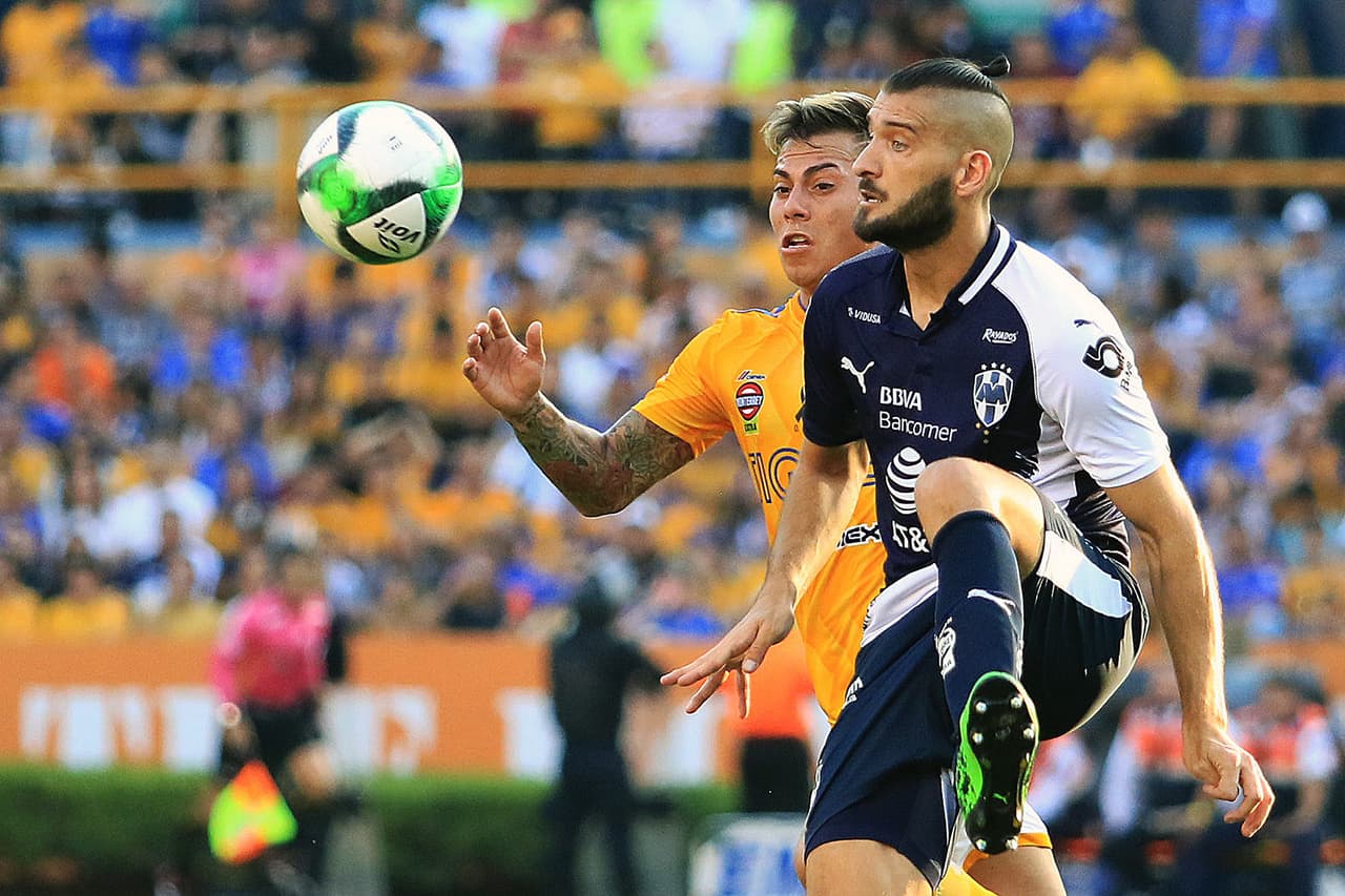 Este duelo entre Eduardo Vargas y Nicolás Castillo es solo una prueba que el juego fue intenso de principio a fin.