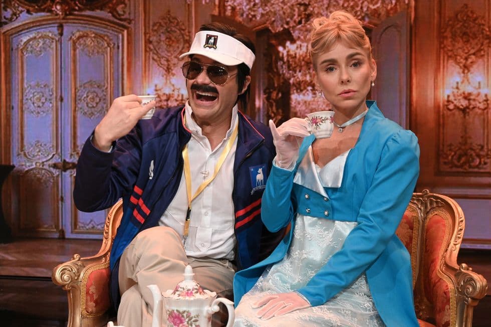 Ryan Seacrest y Kelly Ripa como Ted Lasso y un personaje de Bridgerton.
