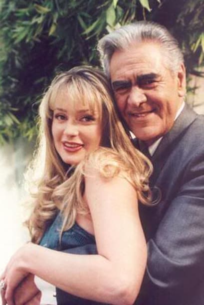 En 2001, Joana Benedek dio vida a Roxana Brito en la telenovela 'Amigas y Rivales'. En este melodrama hizo pareja con Eric del Castillo.