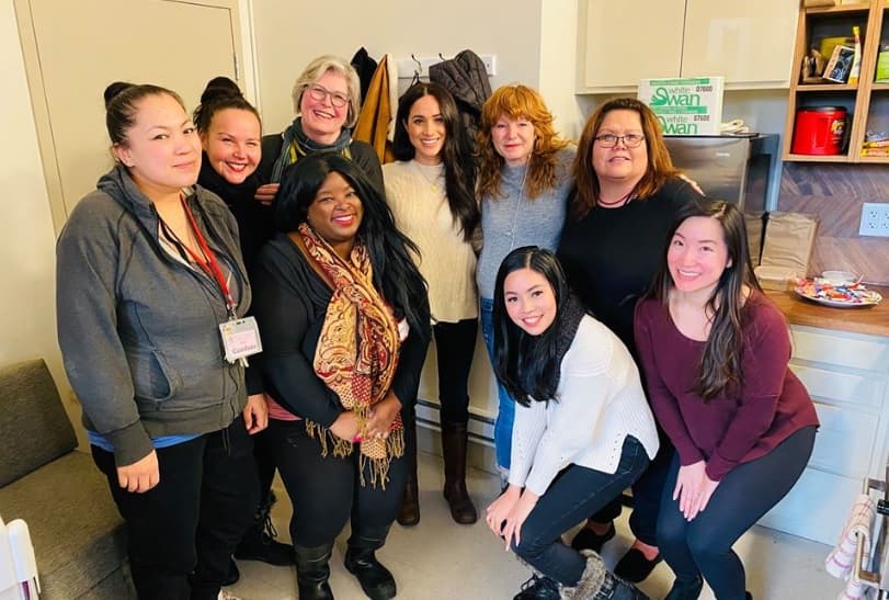 Horas antes de conocerse estas imágenes, también se supo que la esposa del príncipe Harry hizo una visita sorpresa al
<b><a href="http://dewc.ca/?fbclid=IwAR1lFwJ2wUkM4sVugEIy01m4UiniWG1mA3g2uUT7Fqcf4nC_hPb3jlWKs3Q" target="_blank">Downtown Eastside Women's Centre</a></b> de Vancouver, un centro de ayuda para mujeres y niños.