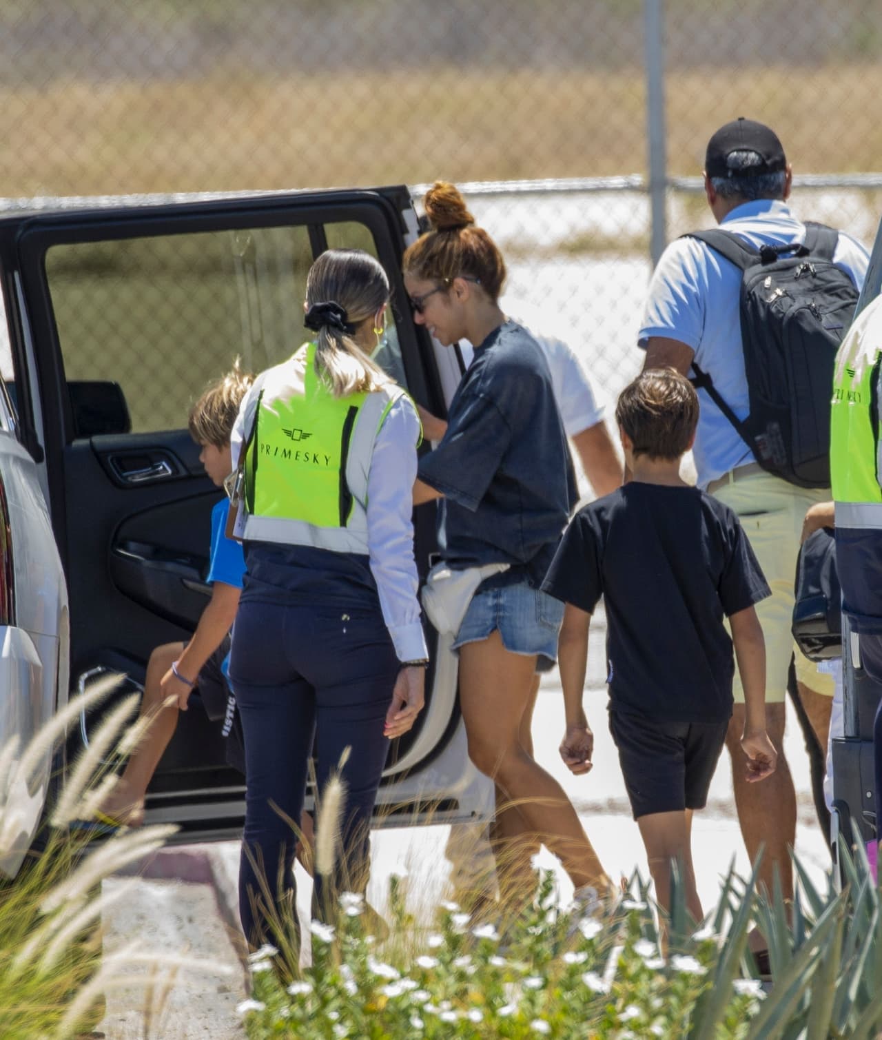 Este viaje se produce a más de un mes de que la cantautora colombiana confirmara por medio de un comunicado que, tras 12 años, su relación con el futbolista del F.C. Barcelona llegó a su fin. 
<br>