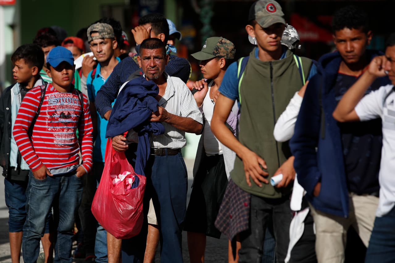 Una prueba para México: caravana migrante se acerca a su frontera, que ha sido reforzada para evitar el paso