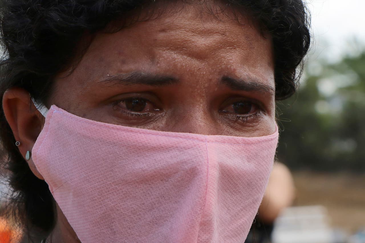 Una de las personas que despidió a su ser querido en uno de los entierros masivos en Manaos. El presidente brasileño, Jair Bolsonaro, se ha referido repetidamente al covid-19 como una “pequeña gripe” y exhortó a confinar sólo a brasileños de “alto riesgo” dado que restricciones más severas podrían causar demasiado daño en la economía nacional.