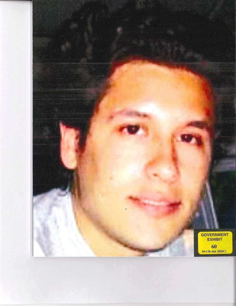 'Alfredillo', a quien también apodan 'JAGS' (por las iniciales de su nombre), ha sido mencionado en una acusación federal que en 2009 se interpuso en una corte de Chicago, en el estado de Illinois. Su padre y 'El Mayo' encabezan ese caso. Los fiscales federales alegan que entre 2005 y 2014, ellos y otros seis implicados enviaron múltiples cargamentos de droga desde Sudamérica hacia EEUU.