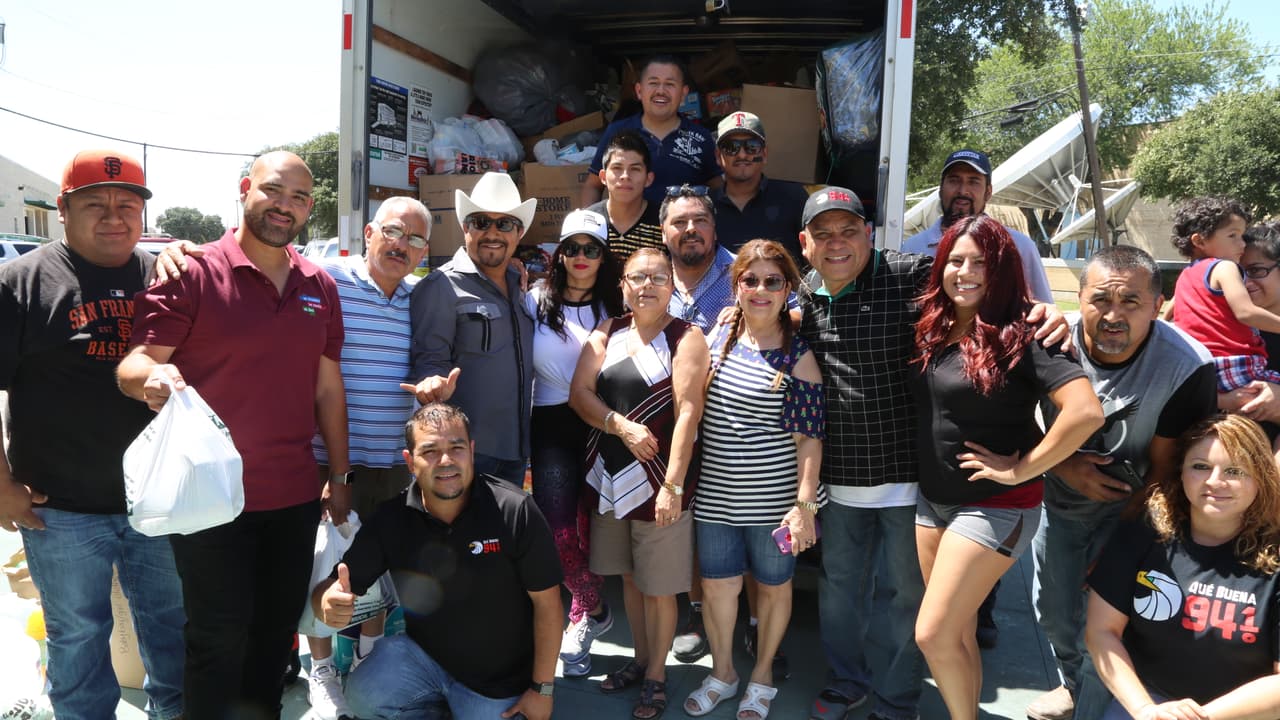 Así se cargo el camión con ayudas para los damnificados en Houston por radioescuchas y 
<b><a href="https://www.facebook.com/buenomalafeo/?fref=ts">'El Bueno, La Mala y El Feo</a></b>'.
<br>
<br>
<b>MÁS DE <a href="https://www.facebook.com/buenomalafeo/?fref=ts">'EL BUENO, LA MALA Y EL FEO'</a> CON HOUSTON:</b> 
<br>
<b><a href="http://www.univision.com/dallas/klno/musica/hoy-por-houston/en-que-ciudades-de-texas-estara-el-bueno-la-mala-y-el-feo-video">-¿En qué ciudades de Texas estará 'El Bueno, La Mala y El Feo'?</a></b>
<br>
<b><a href="http://www.univision.com/dallas/klno/musica/hoy-por-houston/dallas-dejo-sin-palabras-a-el-bueno-la-mala-y-el-feo-video">-Dallas dejó sin palabras a 'El Bueno, La Mala y El Feo'</a></b> 
<br>
<b><a href="http://www.univision.com/dallas/klno/musica/hoy-por-houston/el-bueno-la-mala-y-el-feo-estan-en-dallas-para-iniciar-con-la-campana-unidos-por-los-nuestros-fotos">-El Bueno, La Mala y El Feo están en Dallas para iniciar con la campaña 'Unidos por los nuestros'</a></b>