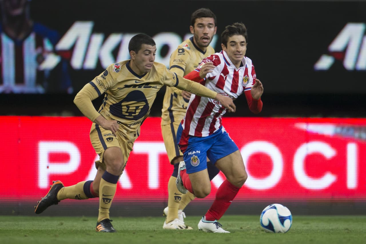 Las chivas logran venir de atrás para vencer a Pumas 2-1 y subir lugares en la tabla de posiciones.Pumas se queda en el penúltimo lugar con 5 puntos y las Chivas suben hasta la décima posición con 10 unidades.