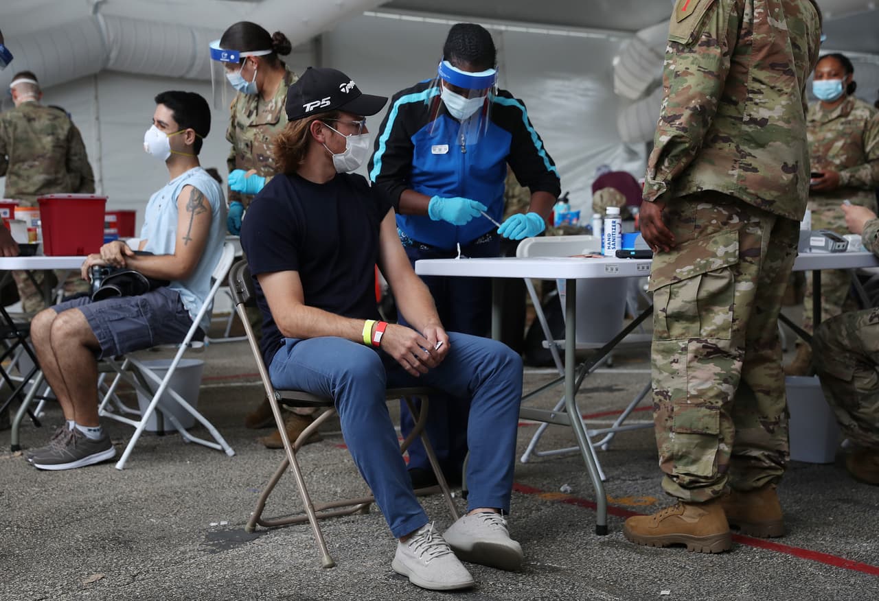 “Relativamente pronto bajaremos la edad a 55 años y una vez que todas las personas de esa edad y más se vacunen, probablemente podamos abrir para el público en general”, dijo DeSantis. 
<br>
