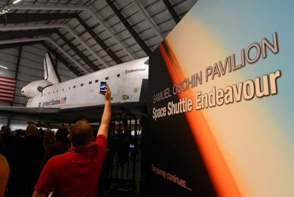 El museo California Science Center abrió sus puertas para que cientos de angelinos puedan ver de cerca y aprender sobre la nave que viajó 25 veces al espacio, voló 22 millones de millas y participó en importantes misiones como las reparaciones al telescopio Hubble y la construcción del centro espacial internacional.