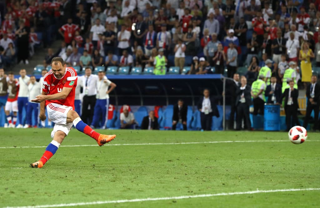 El veterano Sergei Ignashevich igualó para Rusia en el cuarto cobro, un 2-2 con un cobro más a favor. Seguían esperando el fallo croata.