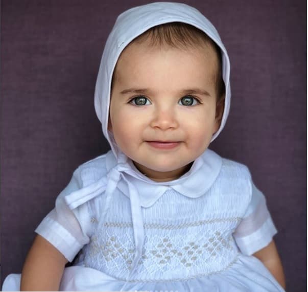 El carismático bebé que heredó los ojos de su famosa mamá lució un elegante ropón.
