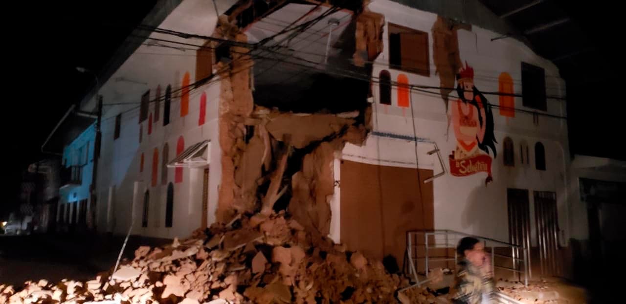 Al menos una persona ha fallecido y 11 han resultado heridas tras un fuerte sismo de magnitud 7.5 que estremeció la región de Loreto, al norte de Perú, según informó el Centro de Operaciones de Emergencia Nacional de Perú (COEN). En esta foto, proveída por los Bomberos del Perú, pasa gente frente a un edificio afectado en Yurimaguas, Perú, este domingo 26 de mayo a la madrugada.