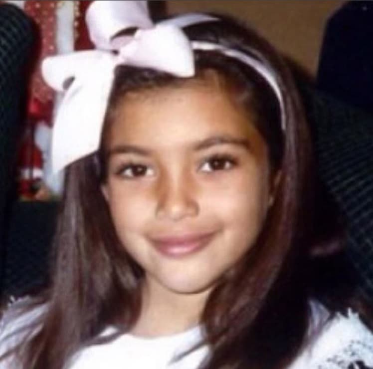 Kim Kardashian, a diferencia de Chiquis Rivera, se divierte compartiendo imágenes de su niñez, retratos que la hija de Jenni Rivera no publica en sus redes sociales. Kim expone su vida como forma de negocio. Vive de su imagen.