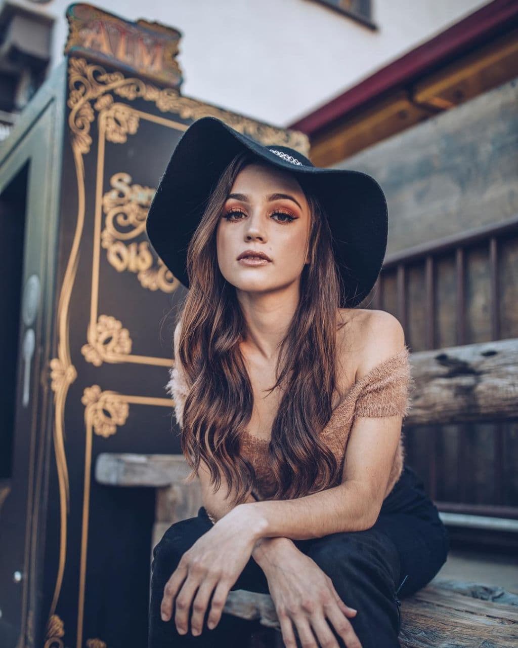 Se llama Natalie Zettel, nació en 1999, y aunque apenas tiene 18 años, esta joven prima del clan Kardashian ya arranca suspiros a sus más de 30,000 seguidores en Instagram.