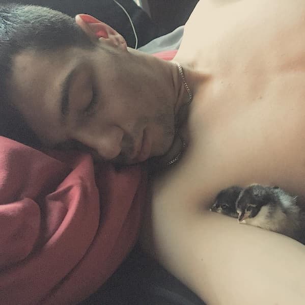 El joven talento es un amante de los animales, miren estos bajo su brazo.