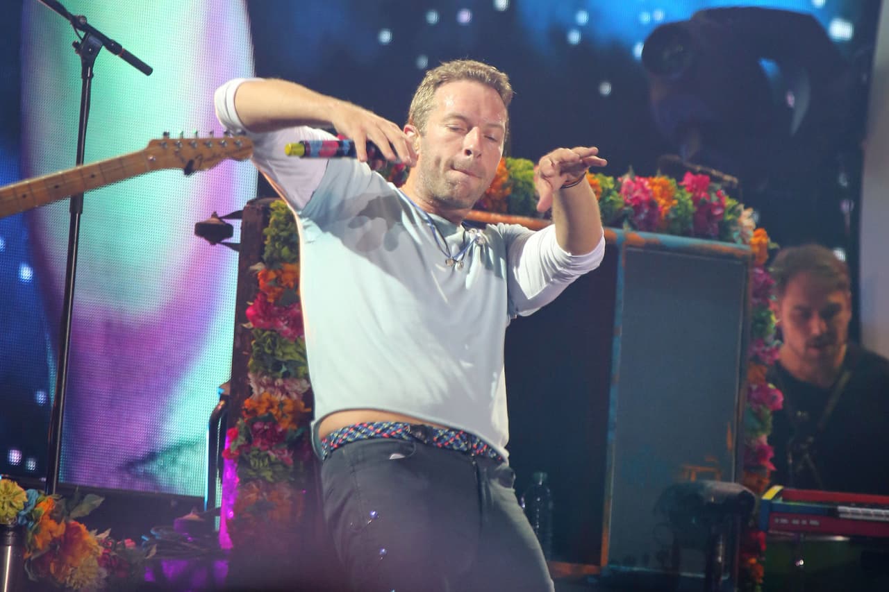 "Solo creciendo un poco y teniendo un poco más de exposición al mundo pensé: 'Muchos de mis héroes son homosexuales o lo que sea. Lo que sean, realmente no importa'", dijo el 
<b><a href="https://www.univision.com/entretenimiento/chismes/chris-martin-aun-escribe-canciones-de-amor-a-gwyneth-paltrow" target="_blank">ex de Gwyneth Paltrow. </a></b>
<br>