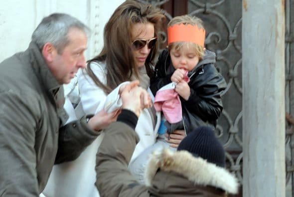 Angelina cargando en brazos a Shiloh.