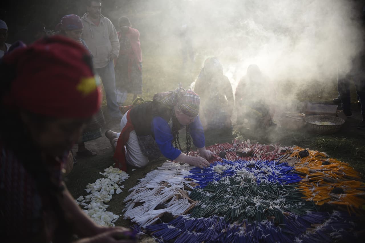 Así es como se realiza un antiguo ritual maya, con todo y ofrenda y nube de incienso.