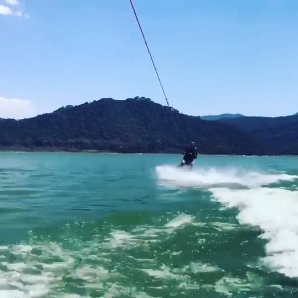 Pero
<b><a href="https://www.univision.com/entretenimiento/angelique-boyer-prefiere-ser-hombre-que-llorar-en-las-telenovelas">Angelique</a></b> no se quedó atrás y decidió experimentar: "¡Siempre hay una primera vez en todo! Aquí la mía en wakeboard. Fue genial, terminé con una colección de ampollas y no me puedo mover porque ¡me duelen las pestañas! ¡Con ganas de entrenar más y mejorar! Con la mejor compañía, amigos, familia y mi amorcito que me impulsa a hacer cosas fregonas. @sebastianrulli gracias, qué suerte vivir tantas cosas nuevas para mi. ¡Juntos! ¡Cumpliendo sueños!", externó la actriz en Instagram.