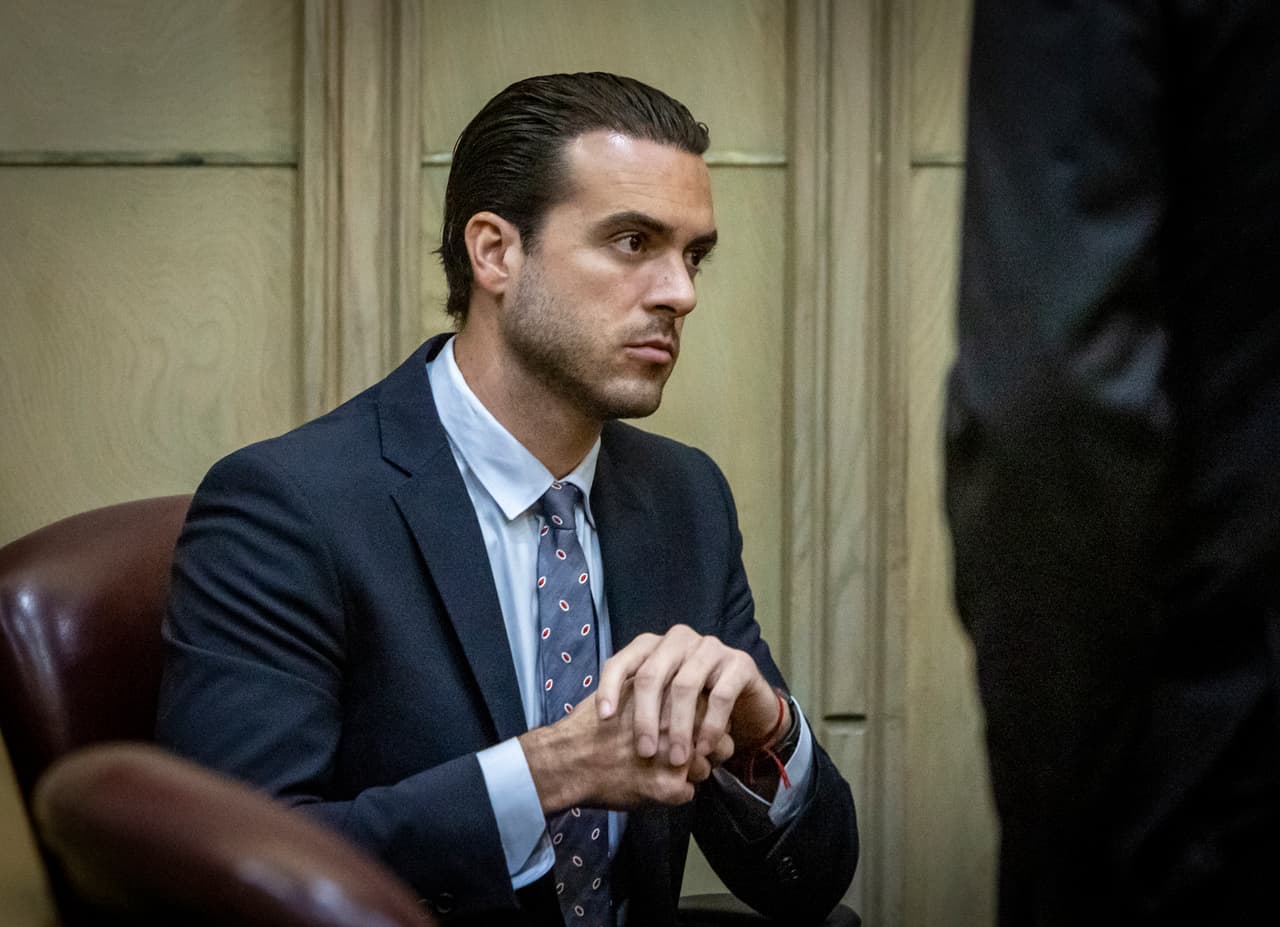 Dijo que tocó de forma violenta la ventana del conductor y se dirigió a los ocupantes de manera airada, en medio del llanto histérico de los menores.
<br>