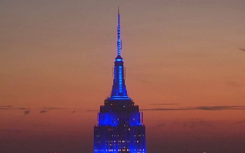 El Empire State se iluminó de azul en honor a oficial baleado