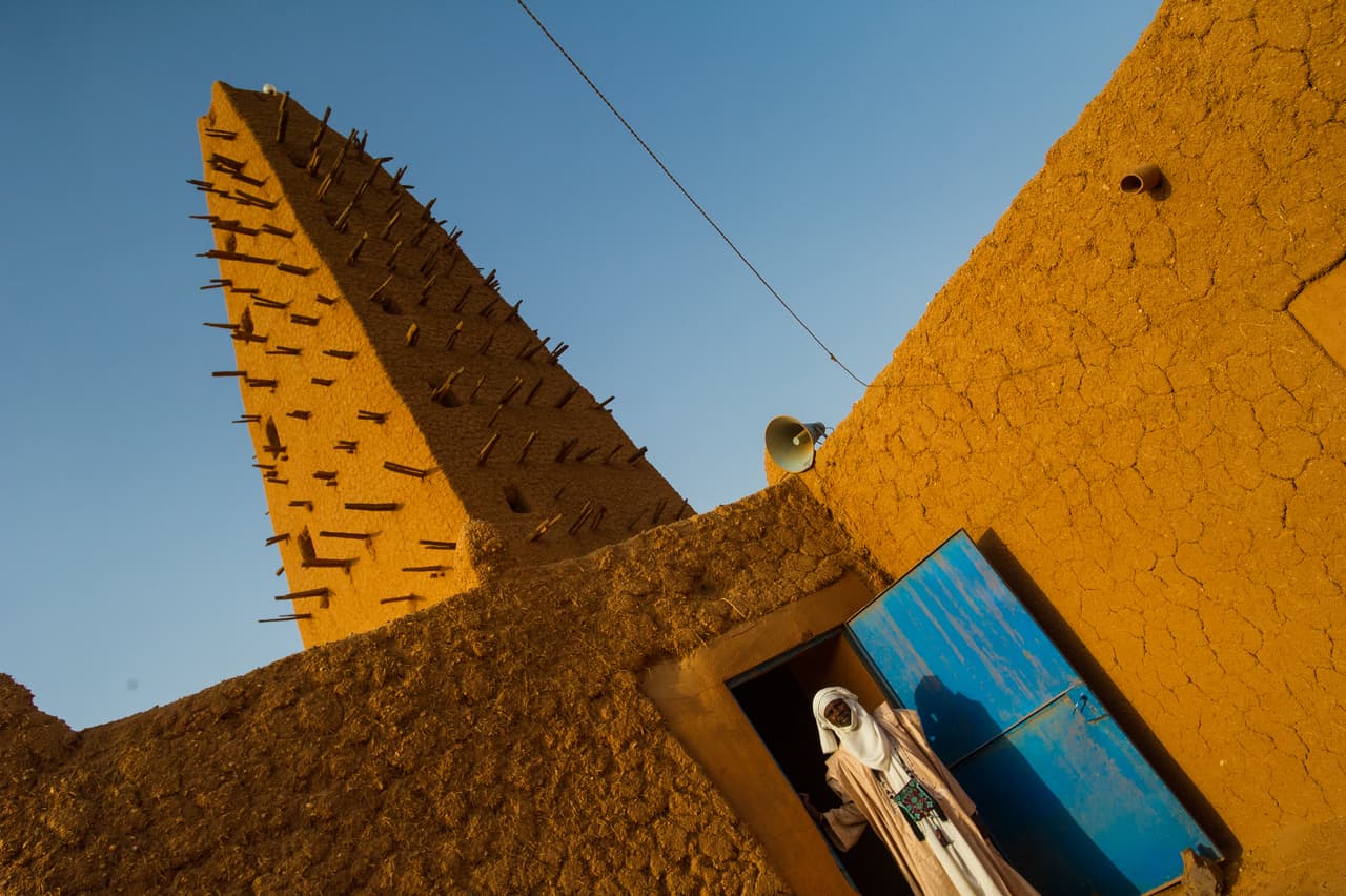 <b>Níger. </b>Al igual que otras zonas en África, el terrorismo, el crimen y el riesgo de ser secuestrado son razones para reconsiderar el viaje a este país. Los grupos terroristas
<b> suelen atacar zonas frecuentadas por occidentales</b> y muchas veces no avisan. Estados Unidos pide tener un plan de contingencia por si acaso es necesario. En la imagen, el minarete hecho de barro más alto del mundo, en Agadez. 
<br>