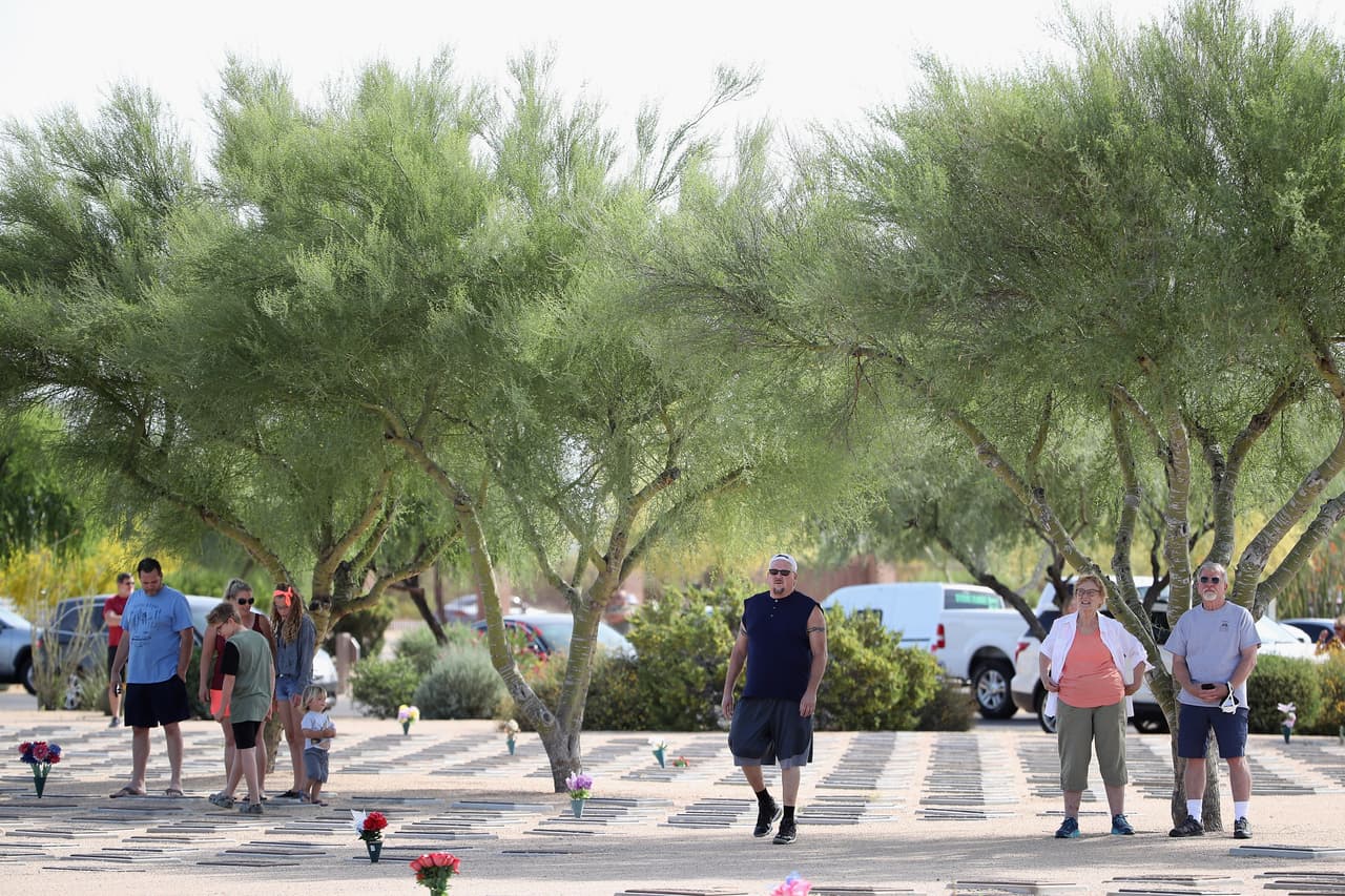 Decenas de personas que se encontraban en el Cementerio Nacional Memorial de Arizona observaron el vuelo de los aviones históricos
