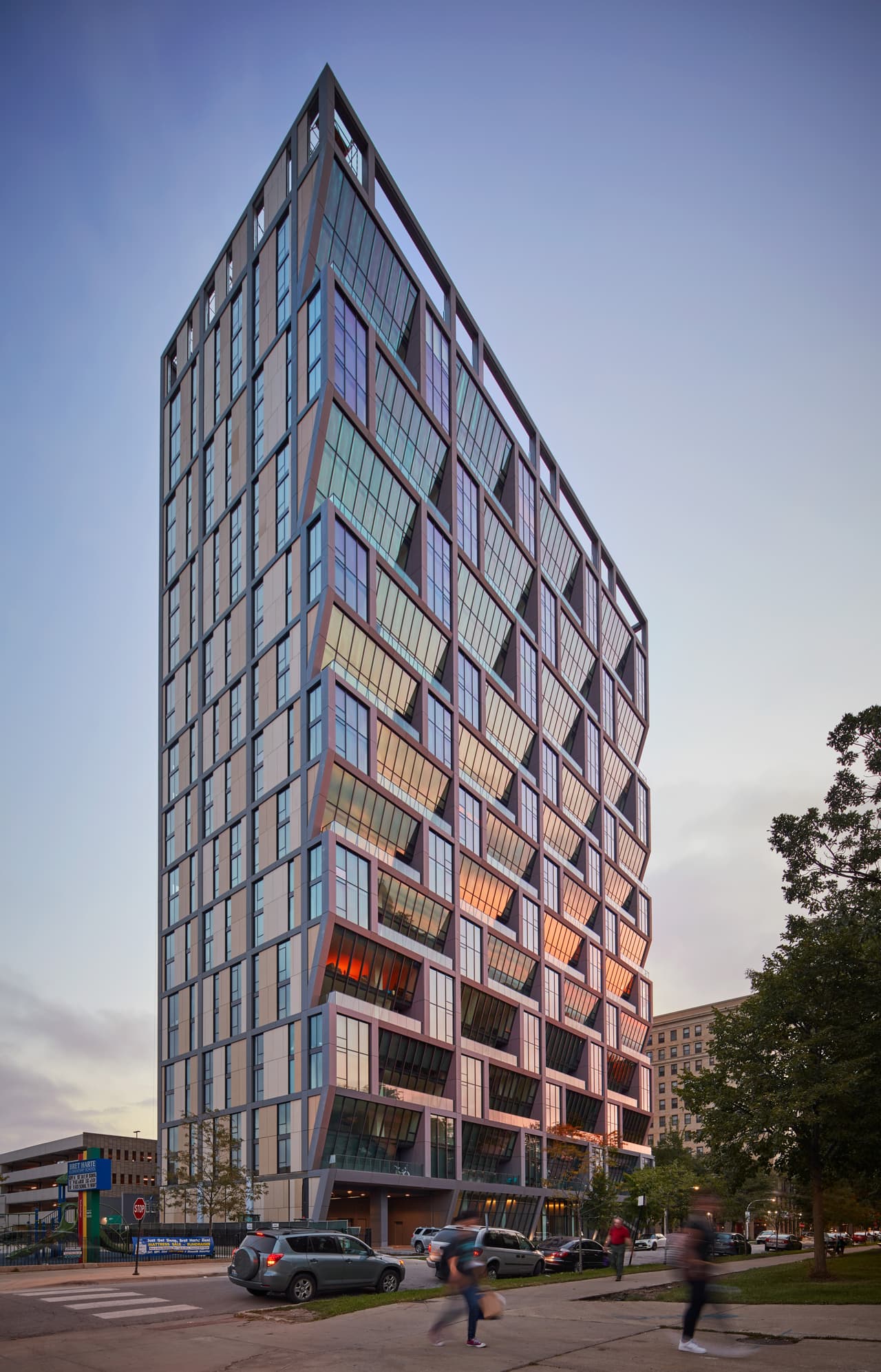 <b>Torre Solsticio en el Parque. </b>Esta estructura residencial de 26 pisos, ubicada en el barrio Hyde Park de Chicago, Illinois, fue diseñado por
<a href="https://studiogang.com" target="_blank">Studio Gang</a>. Su orientación le permite recibir un máximo de luz solar en invierno, ayudando a su calentamiento interior, y un mínimo de luz y calor en verano, reduciendo el uso de aire acondicionado. La clave está en sus paneles que son de ventanas inclinadas hacia adentro en un ángulo de 72 grados. “Son destacables los niveles de innovación que muestran con una increíble variedad de formas y las soluciones que aportan los arquitectos al clima global y a las emergencias de biodiversidad”, dijo a la agencia EFE Paul Finch, director del premio WAF.