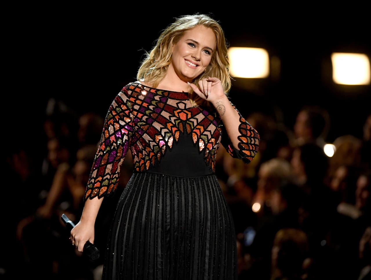 Los rumores sobre una posible separación entre Adele y Simon iniciaron en marzo de este año, cuando la cantante fue vista en un estudio de grabación en Nueva York sin su anillo de compromiso.
<br>