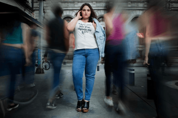 Aquí luce un look urbano.