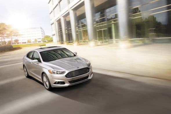 Ford Fusion Hybrid 2015- Ford ha mostrado grandes cambios en la última generación del Fusion. Sus líneas exteriores son totalmente novedosas y el interior tiene materiales de alta calidad y un diseño exclusivo con espacio para cinco pasajeros cómodos.