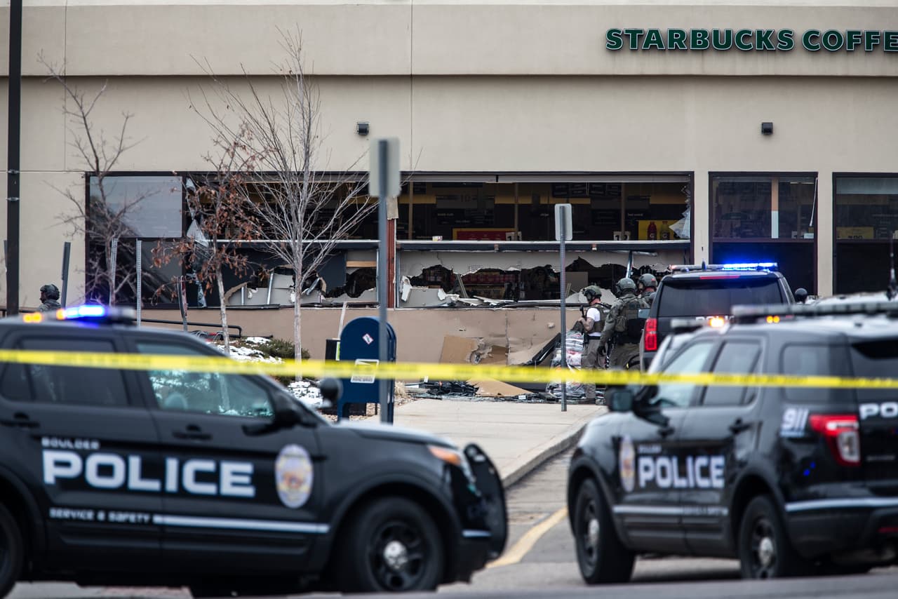 James Bentz, quien estaba dentro de la tienda cuando comenzó al tiroteo, contó al 
<i><a href="https://www.denverpost.com/2021/03/22/police-active-shooter-shooting-king-soopers-boulder/" target="_blank">Denver Post</a></i> que estaba en la carnicería del supermercado cuando escuchó lo que pensó era el escape de un auto, para después escuchar varios tiros. "Estaba entonces frente a una estampida", dijo. Bentz contó que salió por la puerta de almacén y que vio a varios jóvenes asistir a personas mayores para escapar. "Parecía que todos nosotros nos habíamos imaginado que estaríamos en una situación así en algún punto de nuestras vidas".