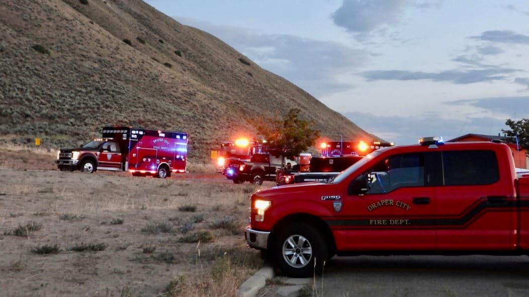 Bomberos de la ciudad de Draper, en el condado de Salt Lake, en Utah recibieron la llamada de auxilio sobre un excursionista que volaba en un parapete y cayó en el parque.