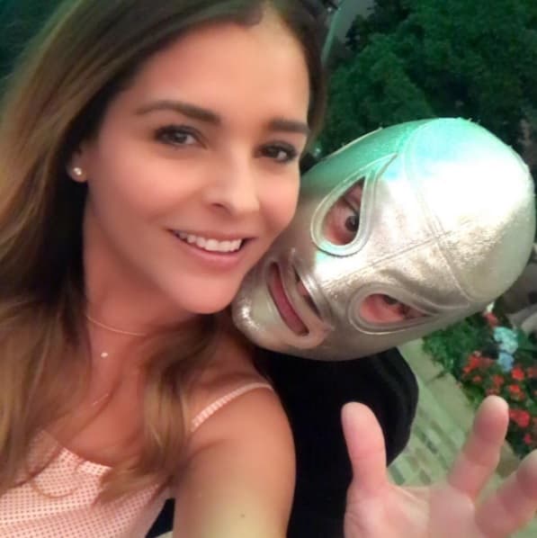El Hijo del Santo se robó la atención en la fiesta, todos los asistentes se quisieron retratar con él, pero esto no impidió que se divirtiera, pues bailó y convivió durante las más de cuatro horas que estuvo ahí.