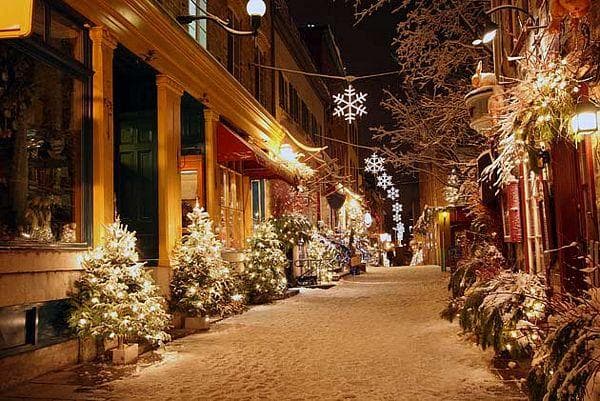 <b>Bethlehem</b>
<br>Apodada "Christmas City USA", el nombre de la comunidad en sí hace que esta ciudad de Lehigh Valley sea una de las más festivas del estado. La ciudad alberga dos mercados navideños, el auténtico centro de Christmas City Village. Además de ir de compras, los visitantes también pueden recorrer los edificios del histórico Bethlehem
<b> </b>y ver sus decoraciones navideñas y aprender sobre los antiguos residentes de la zona. Incluso hay paseos en carruajes tirados por caballos por el hermoso centro de Bethlehem.