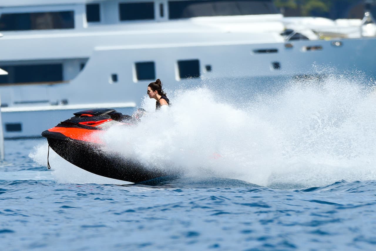 Toda la semana, las hermanas Kendall Jenner y Kourtney Kardashian han sido vistas disfrutando del sol en un yate en la localidad francesa de Antibes. Kourtney ha estado con su novio, Younnes, mientras Kendall Jenner ha optado por broncearse y pasear sobre un paddleboard y un jet-ski.