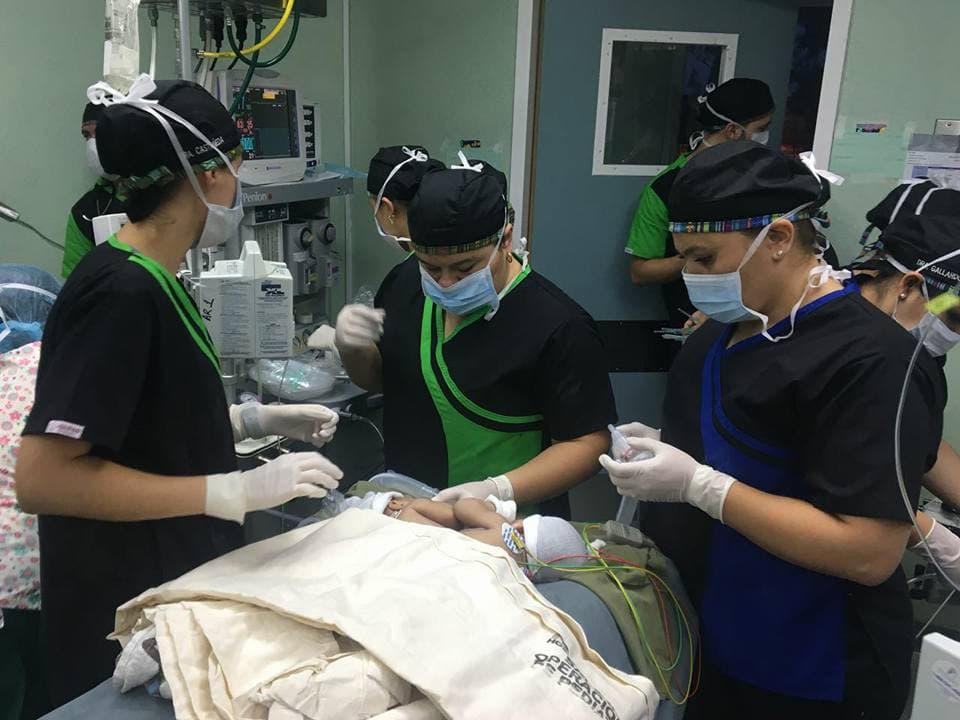 Separan con éxito a dos siamesas en Guatemala tras 15 horas de cirugía y la intervención de 62 especialistas